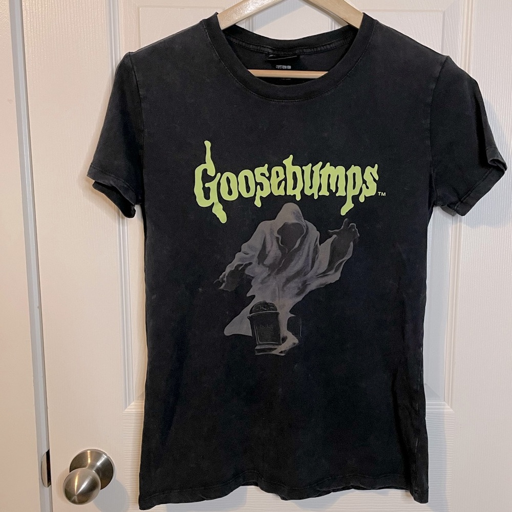 Cotton On acid wash black tee w/ Goosebumps graphic on front unisex sz S